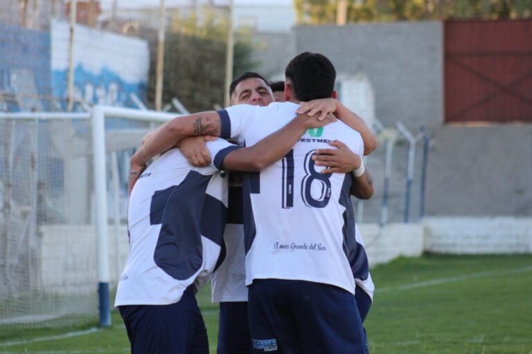 Celebración de jugadores de fútbol en un partido del Torneo Apertura de Chubut