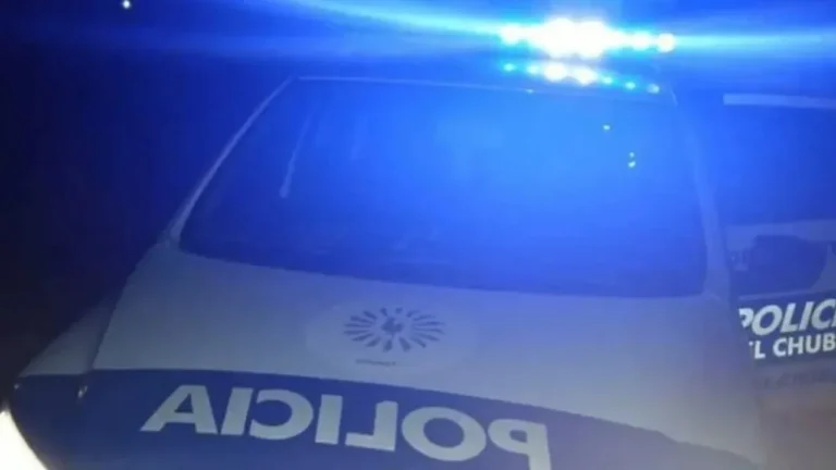 Policía trabajando en la escena del ataque a tiros en Comodoro Rivadavia