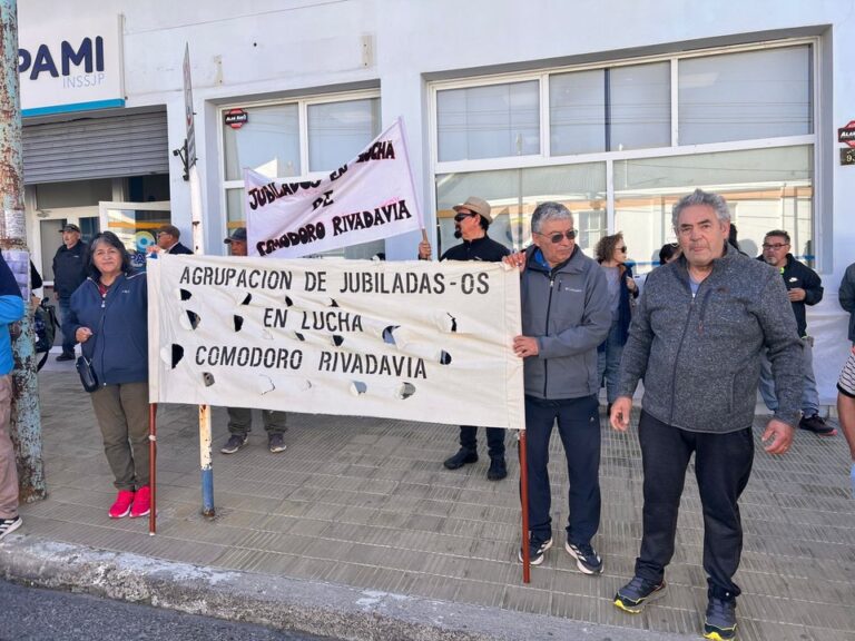 Grupo de jubilados manifestándose frente a la sede del PAMI en Comodoro Rivadavia, provincia de Chubut.