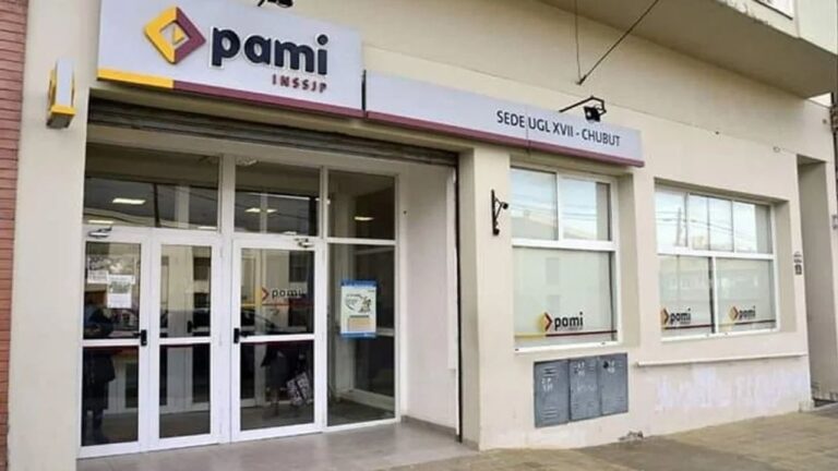 Grupo de jubilados reunidos frente a la sede del PAMI en Comodoro Rivadavia, Chubut.