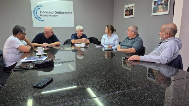 Adultos mayores reunidos en una sala de espera del PAMI en Puerto Madryn