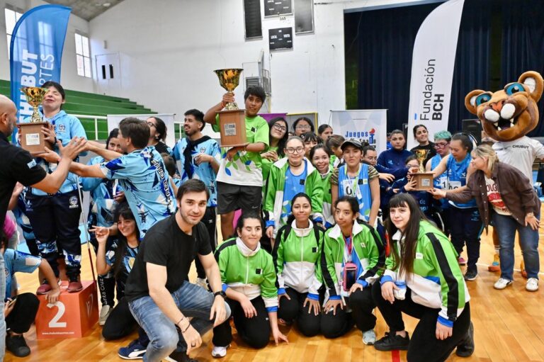 Ceremonia de entrega de premios de los Juegos Para EPADE en el Club Huergo de Comodoro Rivadavia, con autoridades y deportistas.
