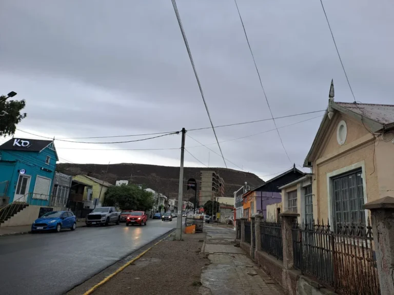 Cielo nublado sobre Comodoro Rivadavia con viento