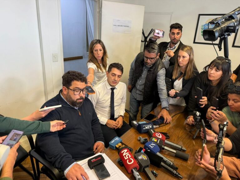 Conferencia de prensa de los fiscales Facundo Oribones y Cristian Olazábal en Comodoro Rivadavia.