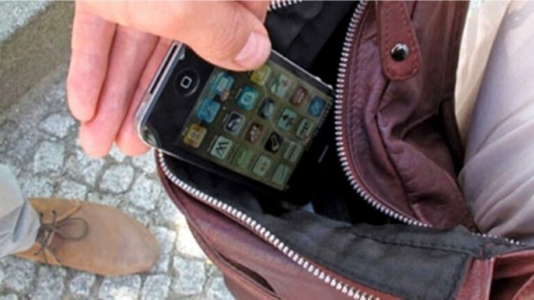 Persona marcando *910 en un teléfono móvil para bloquear un dispositivo robado o perdido.