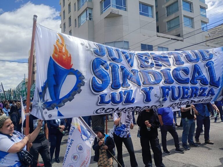 Trabajadores de Luz y Fuerza en asamblea frente a una cooperativa en Chubut