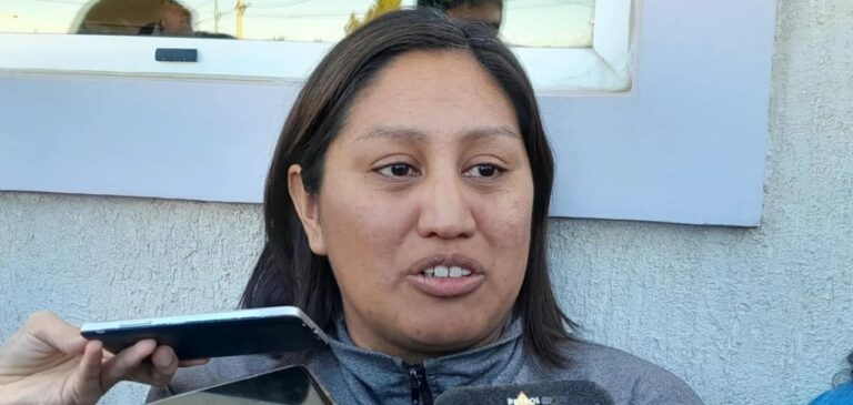 Noelia Alderete, madre de Gonzalo Güenchur, frente a su vivienda en Comodoro Rivadavia.