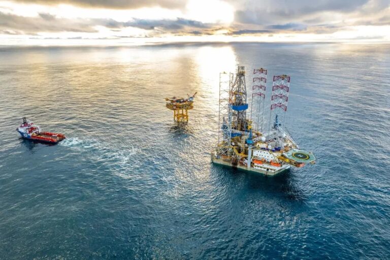 Mapa del Atlántico Sur destacando la ubicación de las Islas Malvinas y la cuenca petrolera.