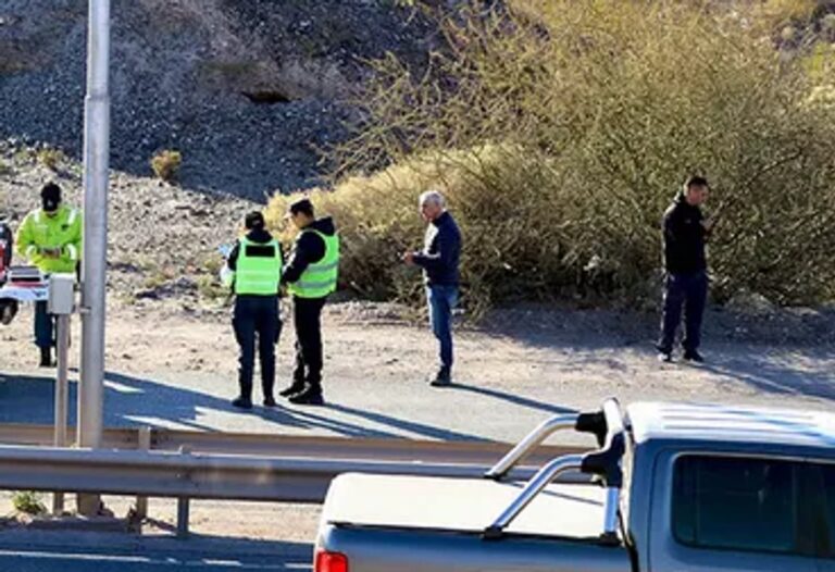 Accidente de tránsito en Neuquén entre moto y camión