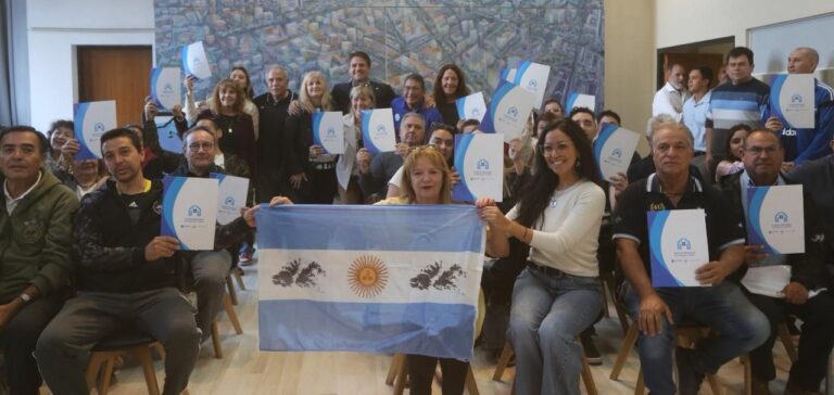 Intendente Mariano Gaido junto a veteranos de Malvinas en acto de entrega de lotes en Neuquén