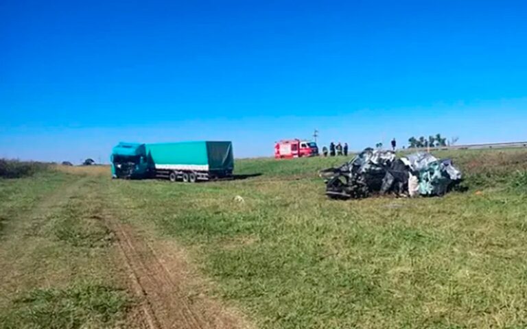Ambulancia en la Ruta Nacional 34 tras el choque frontal entre una camioneta y un camión