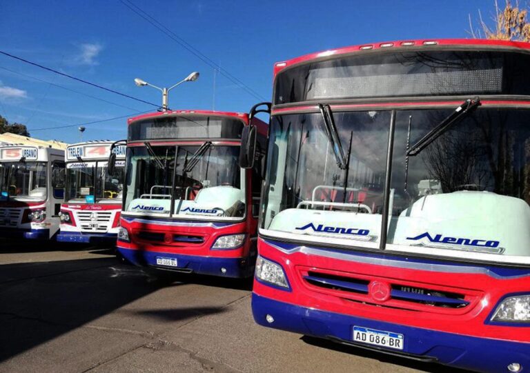 Colectivo urbano circulando por una calle de Trelew, Chubut