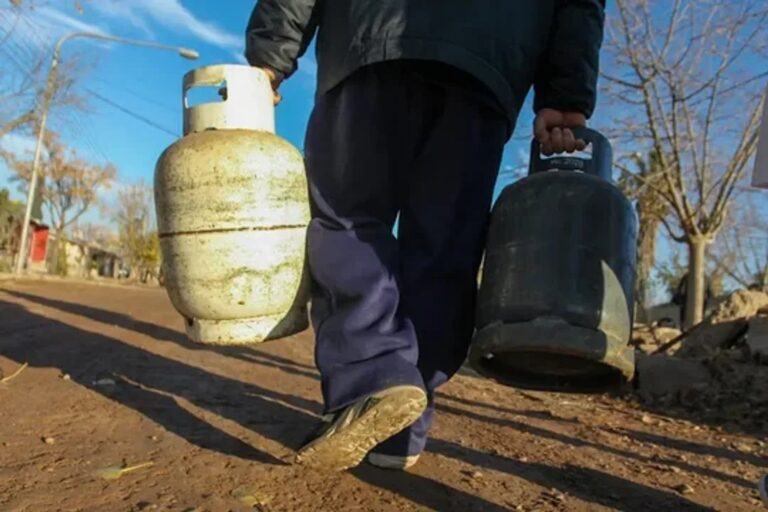 Garrafa de gas y formulario de inscripción representando el nuevo trámite de subsidio en Chubut