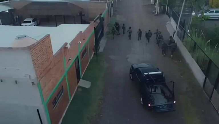 Efectivos policiales durante un operativo de allanamiento e incautación de elementos.