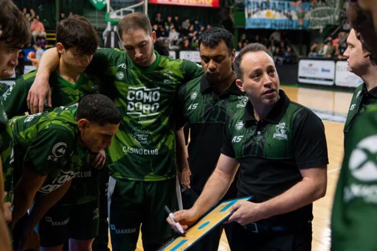 Pablo Favarel, entrenador de Gimnasia y Esgrima de Comodoro Rivadavia, durante un partido de la Liga Nacional de Básquet.
