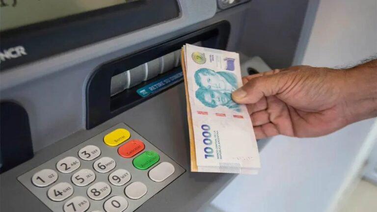 Edificio del Banco Central de la República Argentina con cartel de paro