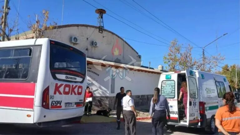 Colectivo de transporte público transitando por una ruta, ilustración referencial del incidente en el Alto Valle.