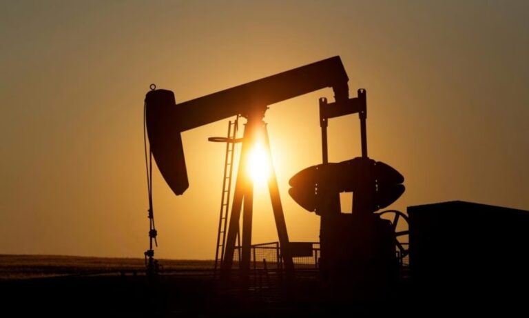 Gráfico con la evolución del precio del petróleo superando la barrera de los 100 dólares por barril.