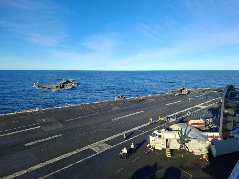 Portaaviones USS Nimitz navegando frente a la costa de Chubut