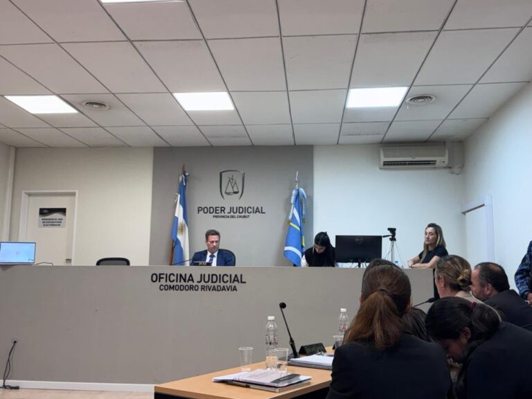 Ilustración de una balanza de la justicia sobre un mapa de la provincia de Chubut