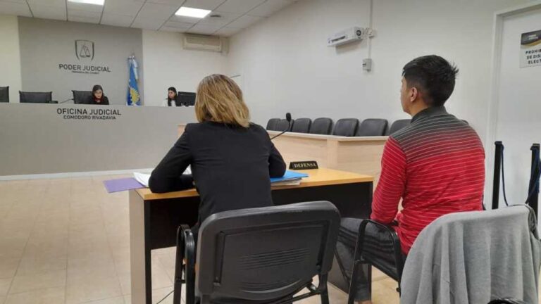 Ilustración de un símbolo de la justicia frente a un mapa de la provincia de Chubut.