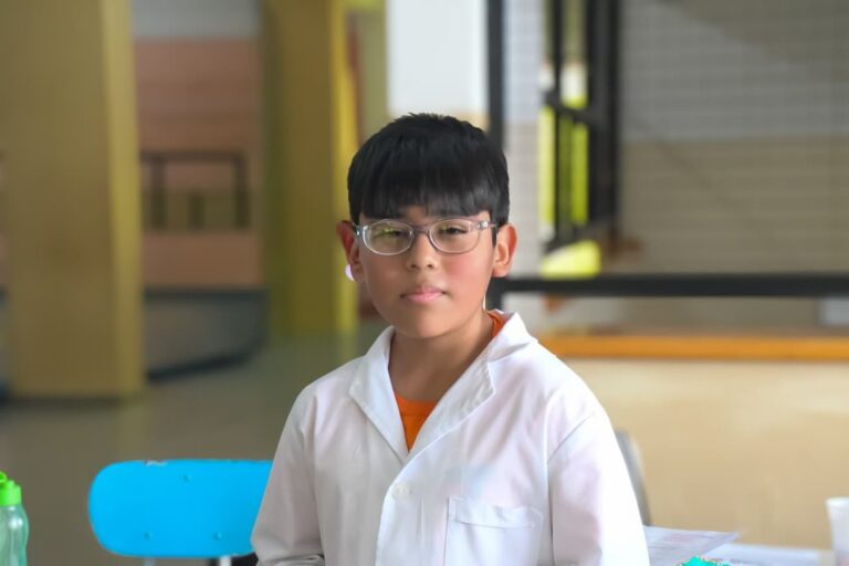 Unidad móvil del programa Ver para ser libres realizando controles oftalmológicos a estudiantes en una escuela de Chubut.