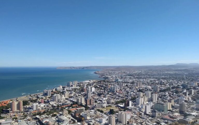Mapa de la provincia de Chubut con íconos de sol y nubes representando el pronóstico del tiempo