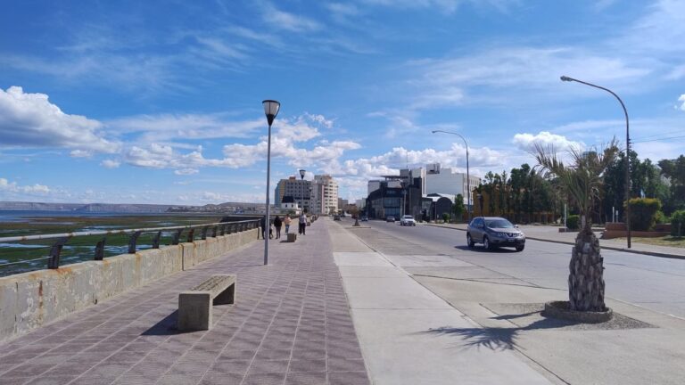 Mapa del tiempo o ilustración representando la provincia de Chubut con iconos de nubes y sol.