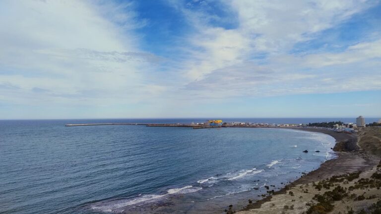 Mapa del tiempo de la provincia de Chubut con íconos de nubes y viento