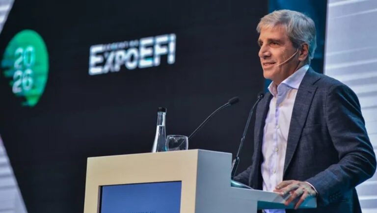 Ministro Luis Caputo durante la apertura de Expo EFI en Buenos Aires