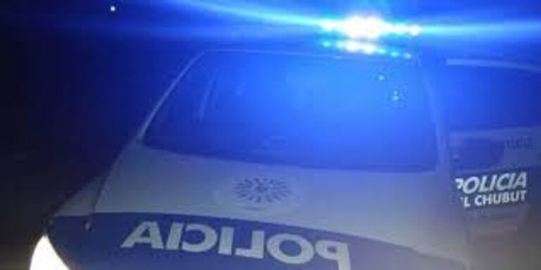Operativo de control de tránsito y alcoholemia en una calle de Puerto Madryn, Chubut