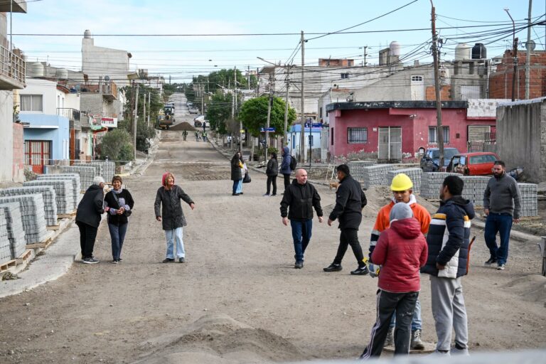 Obras de adoquinado en la calle Roberto Gómez, barrio El Porvenir, Puerto Madryn