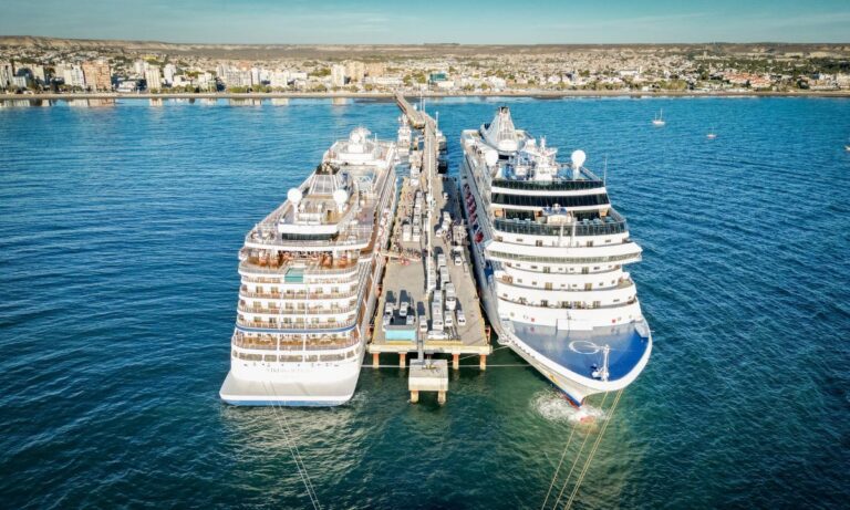 Buque de crucero atracado en el Muelle Comandante Luis Piedra Buena de Puerto Madryn, Chubut.