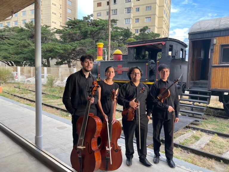Personas participando en actividades culturales en el Centro Cultural de Rada Tilly, Chubut.