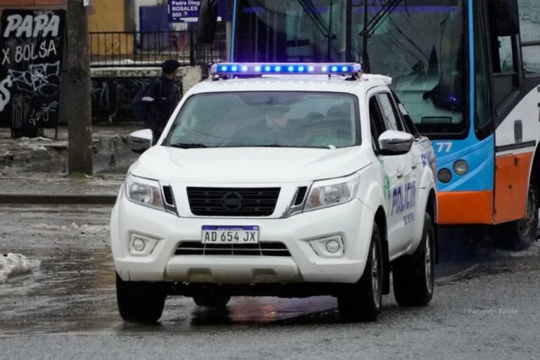 Efectivo policial en actitud de servicio, representando la intervención en la emergencia.