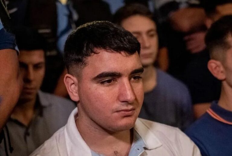 Tribunal de Justicia en sesión, ilustración de un proceso judicial.