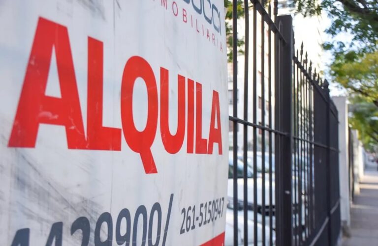 Ilustración de una casa con un contrato de alquiler y un reloj de arena, simbolizando los cambios en los plazos judiciales.