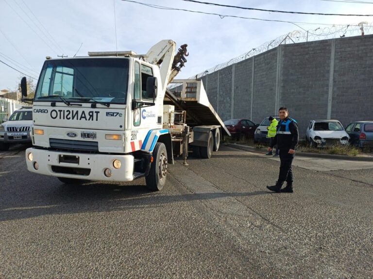 Operativo de traslado de vehículos secuestrados en Comodoro Rivadavia, Chubut.