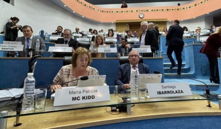 Ilustración de estudiantes en un aula, representando el debate sobre la convivencia y asistencia escolar.