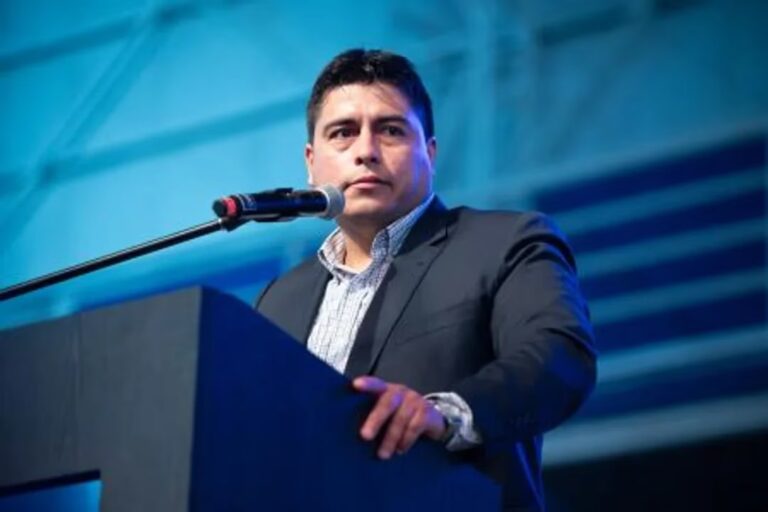 Paisaje de glaciares en Santa Cruz con cartelería informativa sobre la ley