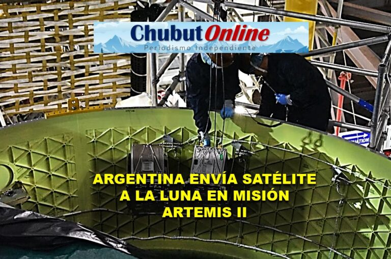 Representación artística del microsatélite argentino ATENEA en el espacio cerca de la Luna.