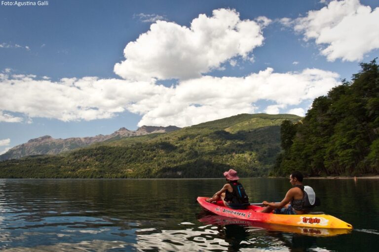 Turistas disfrutando de actividades al aire libre en un paisaje de la provincia de Chubut durante Semana Santa.