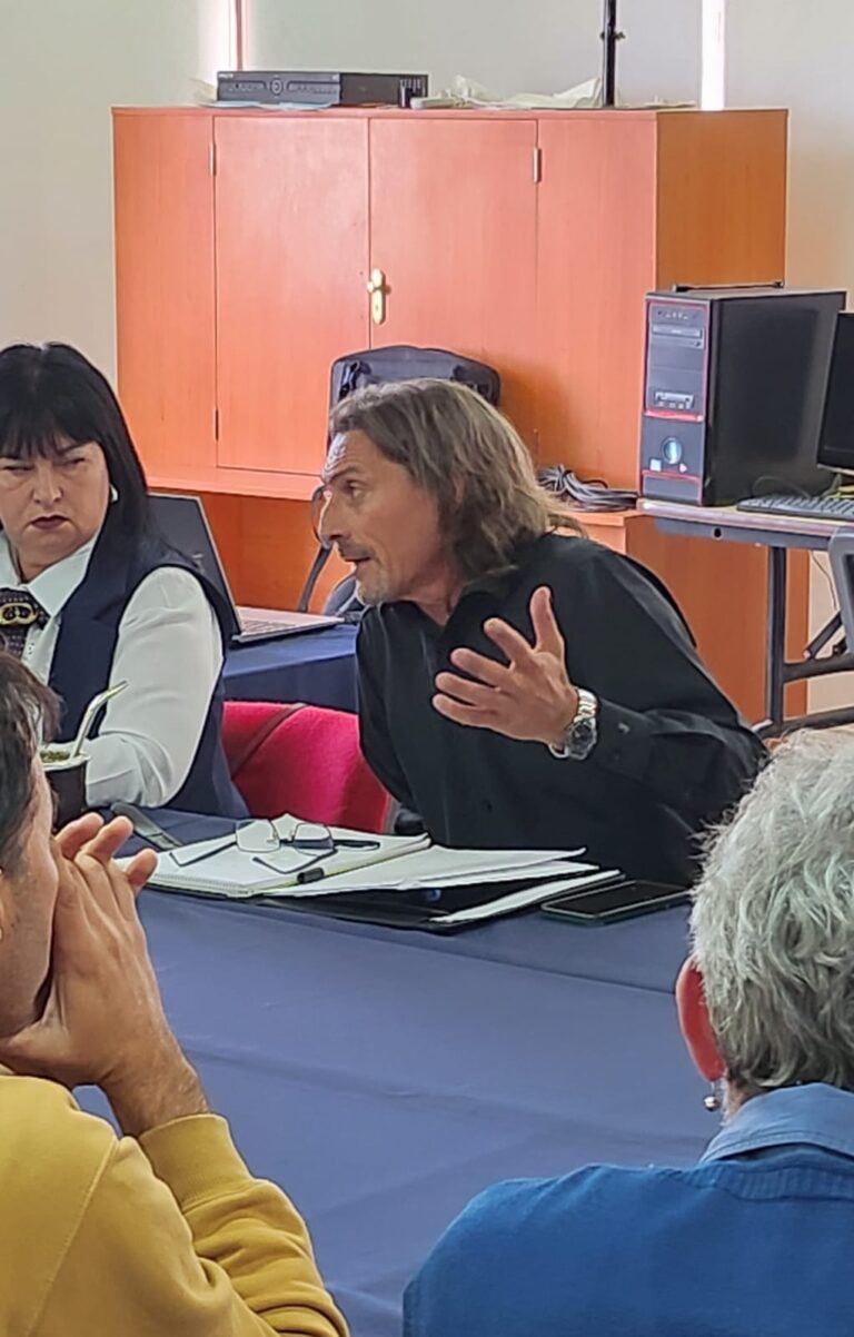 Guillermo Spina, secretario general de SITRAED, durante una declaración a la prensa.