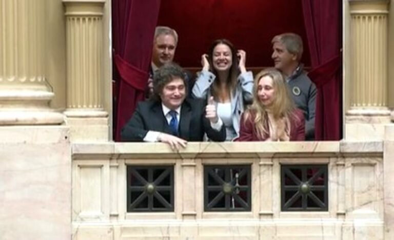 Sesión en la Cámara de Diputados con diputados y el presidente Milei en las gradas