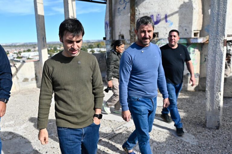 Gobernador Ignacio Torres e intendente Gerardo Merino recorren la calera abandonada en el barrio Corradi de Trelew.