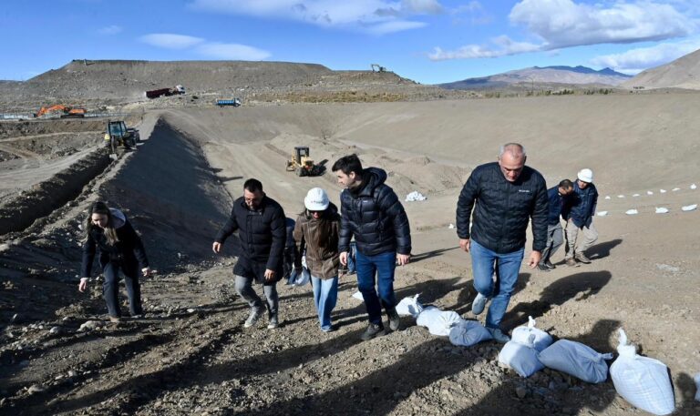 Recorrida de Torres y Taccetta por la obra del nuevo módulo de la Planta de Tratamiento de Residuos Sólidos Urbanos de Esquel