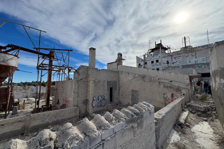 Gobernador Ignacio Torres e intendente Gerardo Merino recorren la calera abandonada en el barrio Corradi de Trelew.