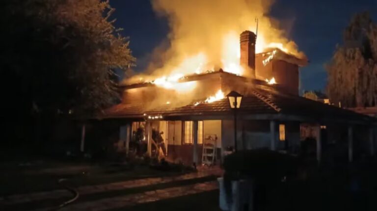 Operativo de bomberos y emergencias en la vivienda incendiada de Del Viso.