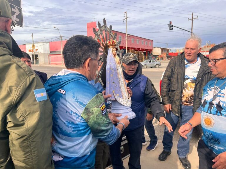 Veteranos de Malvinas durante el acto conmemorativo con la imagen de la Virgen de Luján en Comodoro Rivadavia, Chubut.