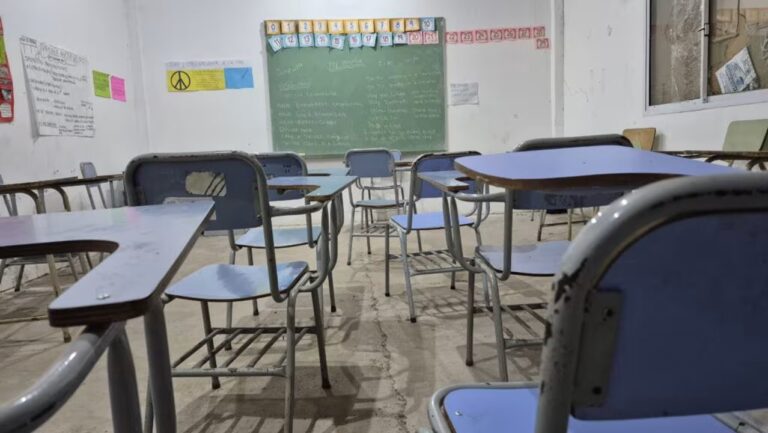 Ilustración de un aula de escuela secundaria con sillas y pupitres vacíos.